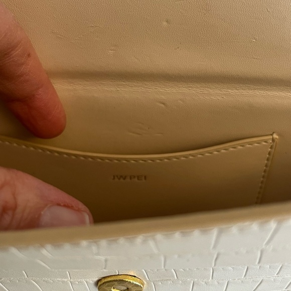 JW PEl Ivory Croc Grace
Box Bag NWOT Contemporary, Elegant, Simplicity, Chic - Picture 12 of 17